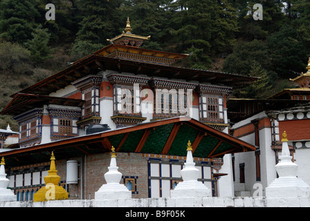 Gebäude und Stupas in der Kurjey Lhakhang Tempelanlage. Bumthang, Bhutan, Druk Yul. Stockfoto