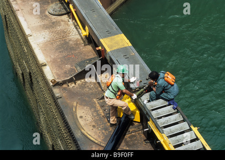 Schleuse Wartung, Gatun-Schleusen, Panama-Kanal Stockfoto