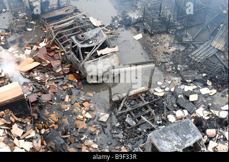 Industrieanlage Fabrikhof mit Transporter und Fahrzeuge schwelenden und Rauch ausgebrannt Stockfoto