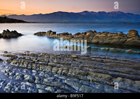 Sonnenuntergang auf der Kaikoura Halbinsel in der Nähe der Robbenkolonie Blick in Richtung Ostküste Kaikoura Bergkette Kaikoura. Stockfoto