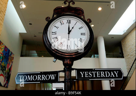 Heute ist gestern s Morgen große Uhr auf Pole in römischen Ziffern Stockfoto