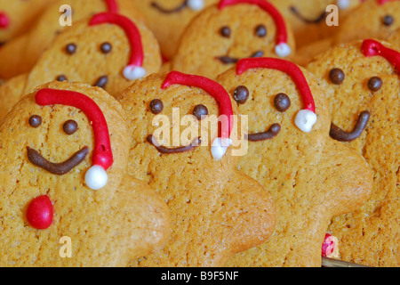 Reihen von Lebkuchen Weihnachtsmänner. Stockfoto