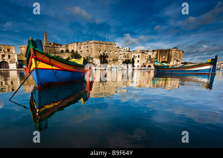 Senglea Creek, Malta Europa Vittoriosa, Cospicua. Bild mit Booten und Stadt Wasser spiegeln Stockfoto