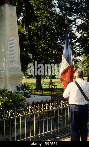 Vouzan, SW-Frankreich. Tag der Bastille, 2005, Zeremonie am Dorf Kriegerdenkmal zum Gedenken an die Menschen vor Ort, die für Frankreich gestorben. Stockfoto