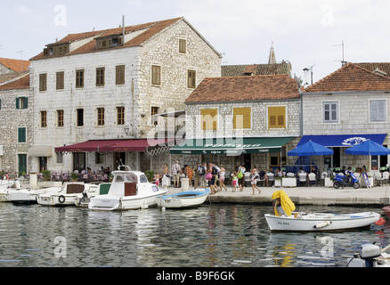 Dalpatia Kroatien Insel Hvar Stari Grad Hafen Promenade Bürgersteig Cafés Passanten Boote Meer Mittelmeer Adria Kroatien Stockfoto