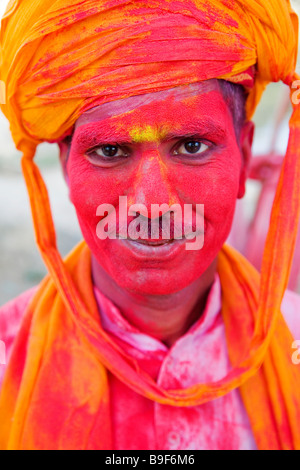 Porträt eines Mannes bedeckt in der Farbe von Nandgaon, Lord Krishnas Dorf in Barsana am Lathmar Holi erschossen. Uttar Pradesh, Indien Stockfoto