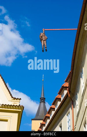 Bildhauer David Cernys Hanging Out Statue über Husova Straße in der Altstadt Prag Tschechische Republik Europa Stockfoto