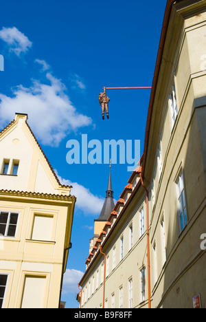 Bildhauer David Cernys Hanging Out Statue über Husova Straße in der Altstadt Prag Tschechische Republik Europa Stockfoto