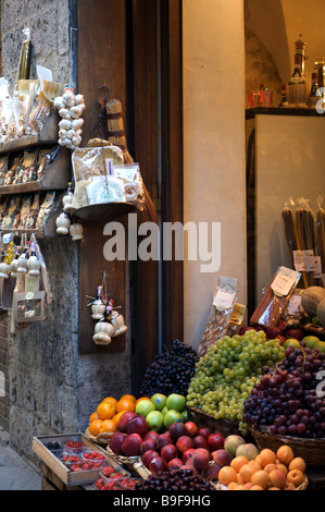 Ein Shop Ladenfront in San Gimignano in der Toskana, Italien mit frische und getrocknete Produkte zum Verkauf Stockfoto