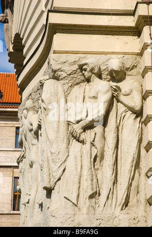 Reliefs an der Seite Nova Radnice das neue Rathaus am Marianske Namesti Platz in der Altstadt Prag Tschechische Republik Europa Stockfoto