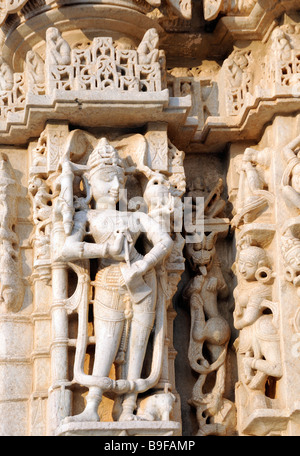 Kunstvoll geschnitzten Marmor Mauerwerk im Chaumukha-Tempel, der Haupttempel in den Komplex der Jain-Tempel von Ranakpur. Stockfoto