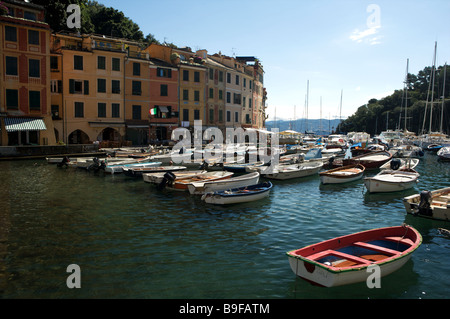 Der Fischereihafen und das malerische Dorf von Portofino an der italienischen Riviera in Italien Stockfoto