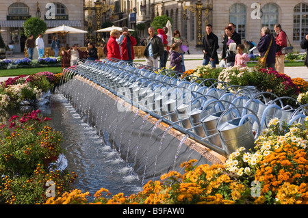 Touristen stehen in der Nähe von Gießkannen in Zeile Place Stanislas Nancy Meurthe et Moselle Frankreich Stockfoto