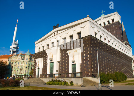 Plecnik s Kirche bei Namesti Jiriho Z Podebrad quadratisch mit Fernsehturm im Hintergrund in Prag Tschechische Republik Europa Stockfoto