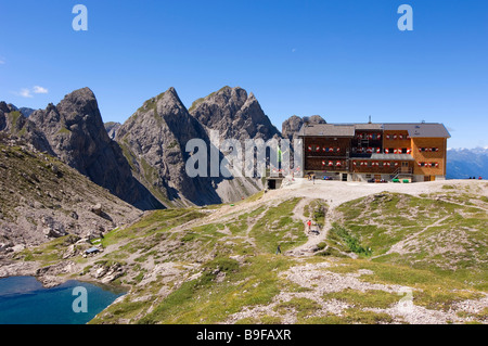 Gebäude in der Nähe von Bergen Lienzer Dolomiten Lienz Tirol Österreich Stockfoto