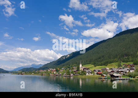 Häuser und Kirche am See, Weissensee, Techendorf, Kärnten, Österreich Stockfoto