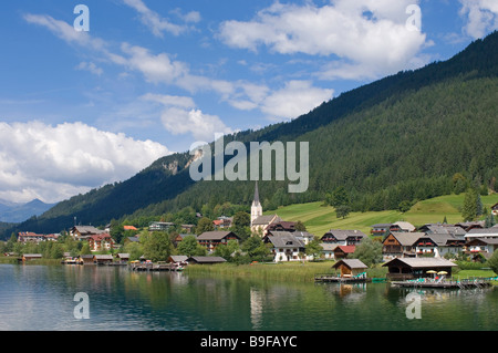 Häuser und Kirche am See, Weissensee, Techendorf, Kärnten, Österreich Stockfoto