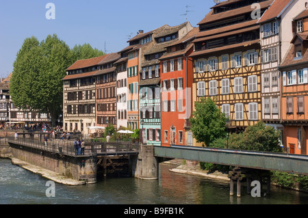 Gerahmte Holzhäuser in der Nähe von Brücke Straßburg Deutschland Stockfoto