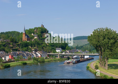 Kahn im Fluss, Saarburg, Rheinland-Pfalz, Deutschland Stockfoto