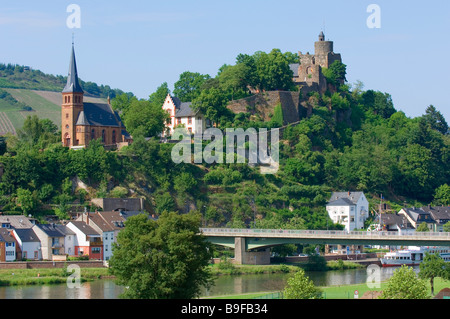 Brücke über Fluss, Saarburg, Rheinland-Pfalz, Deutschland Stockfoto