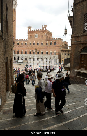 Der Eingang zum Piazza Il Campo Platz in Siena Italien mit Touristen und Menschen Stockfoto