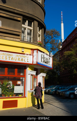 Koreanische und japanische Restaurant in Zizkov-Viertel mit Fernsehturm im Hintergrund in Prag Tschechische Republik Europa Stockfoto