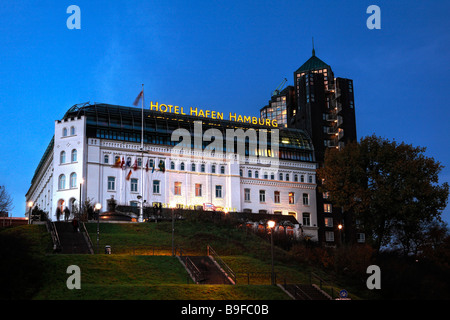 Niedrigen Winkel Blick auf Hotel Hotel Hafen Hamburg Deutschland Stockfoto