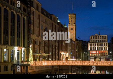 Gebäude in der Dämmerung, beleuchtet Bleichenfleet, Hamburg, Deutschland Stockfoto