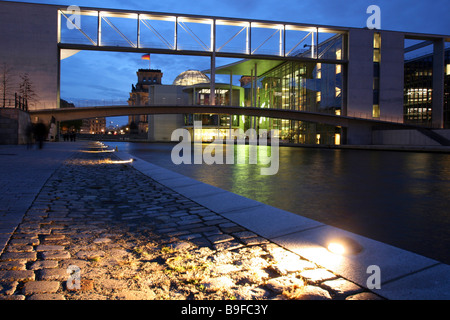 Brücke über den Fluss leuchtet in der Dämmerung Spree River Berlin Deutschland Stockfoto