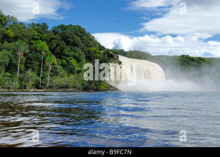 Wasserfall im Wald, Salto Hacha, Canaima National Park, La Gran Sabana, Venezuela Stockfoto