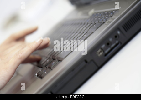 Nahaufnahme von Frauenhand mit laptop Stockfoto