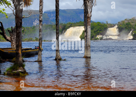 Wasserfälle im Wald, Salto Hacha, Canaima National Park, La Gran Sabana, Salto Wadaima, Venezuela Stockfoto