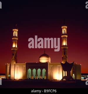 Moschee beleuchtet in der Nacht, Al Dhaid, Vereinigte Arabische Emirate Stockfoto