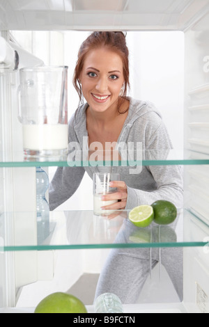 Frau in einem leeren kühler suchen Stockfoto