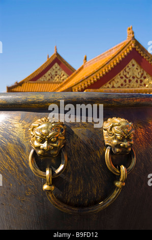 Detail der Bronze Container, Verbotene Stadt, Peking, China Stockfoto