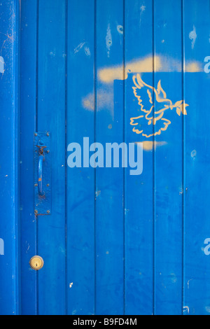 blaue Tür mit Griff, Messing Schloss und Stadtansichten "Taube des Friedens" in Goldfarbe Stockfoto
