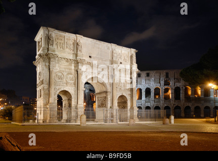 Triumphbogen leuchtet in der Nacht, Konstantinsbogen, Rom, Latium, Italien Stockfoto