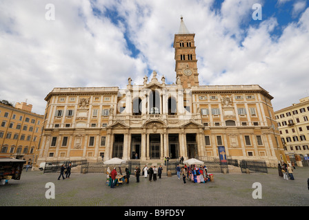 Menschen vor Kirche, Piazza Santa Maria, Santa Maria Maggiore, Rom, Latium, Italien Stockfoto