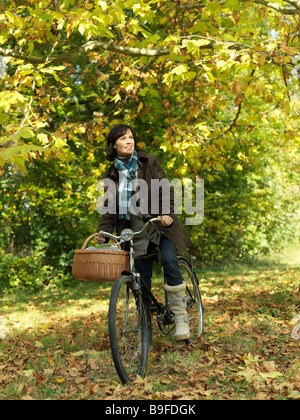 Frau auf einem Fahrrad, volle erschossen Stockfoto