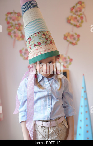 Mädchen mit einem Cardbone Kegel, Porträt Stockfoto