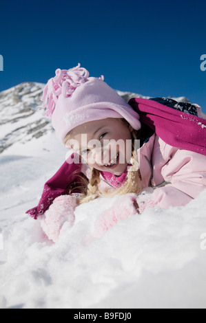 Kinder spielen im Schnee Stockfoto