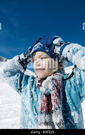 Porträt eines jungen lächelnd auf schneebedeckter Landschaft Stockfoto