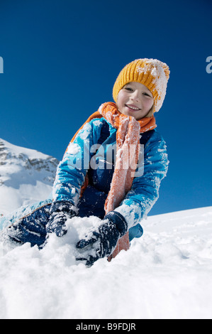 Kinder spielen im Schnee Stockfoto