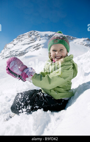 Porträt von Mädchen lächelnd auf schneebedeckter Landschaft Stockfoto