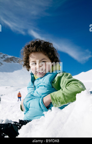 Porträt eines jungen lächelnd auf schneebedeckter Landschaft Stockfoto