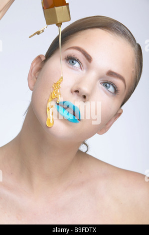 Frau auf einige Make-up, Porträt Stockfoto