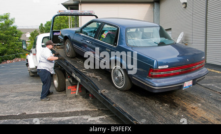 Amerikanische Buick Auto geladen auf Rettung LKW Branson Missouri USA Stockfoto