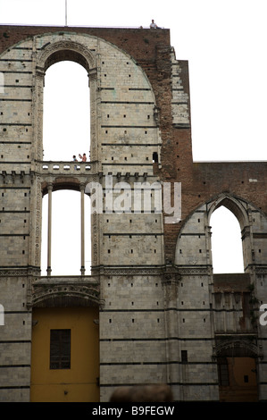 Touristen auf Bauwerk in Italien Stockfoto