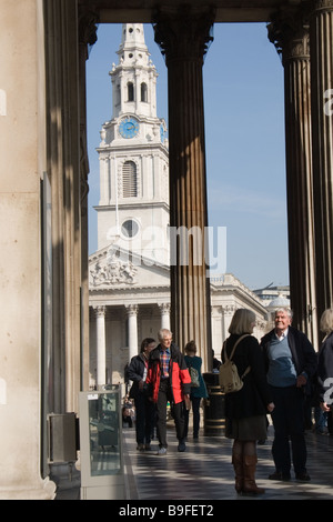 Die St. Martins-Kirche im Feld gesehen durch die Säulen des Portikus von der National Gallery London Stockfoto