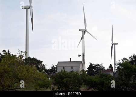 Riesige Farm Turbine Zwerge alt Windpark und Windmühle Kansas USA Stockfoto